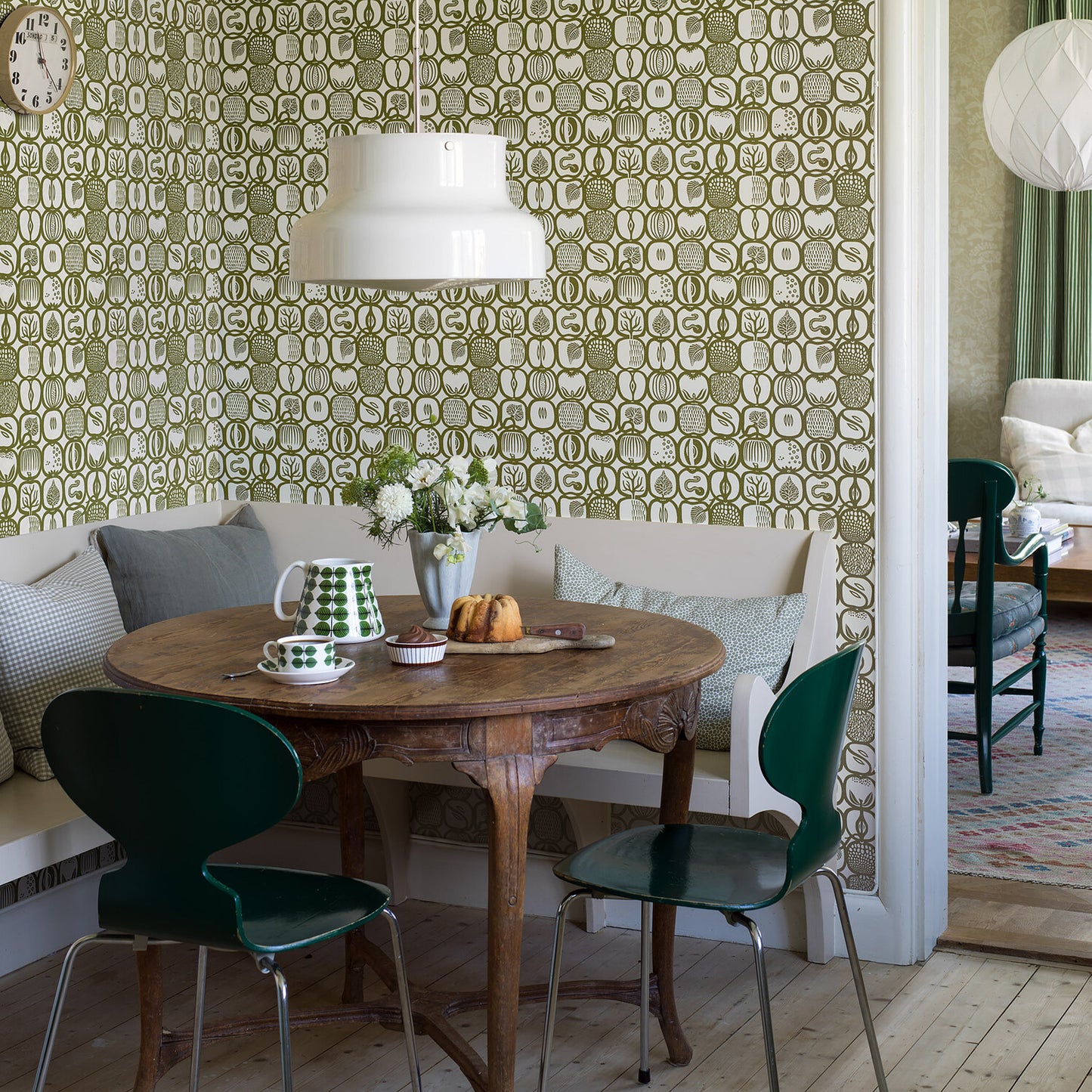 Retro olive-green patterned wallpaper.