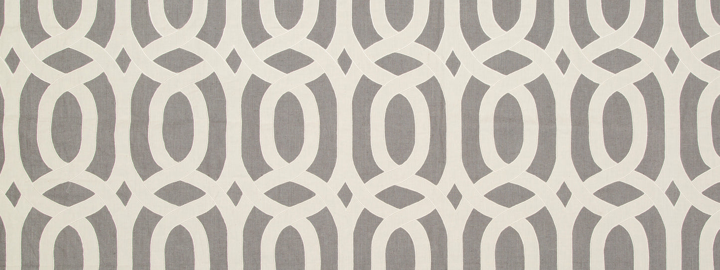 Beige wallpaper pattern with light gray interlocking circular links forming a repeating lattice.