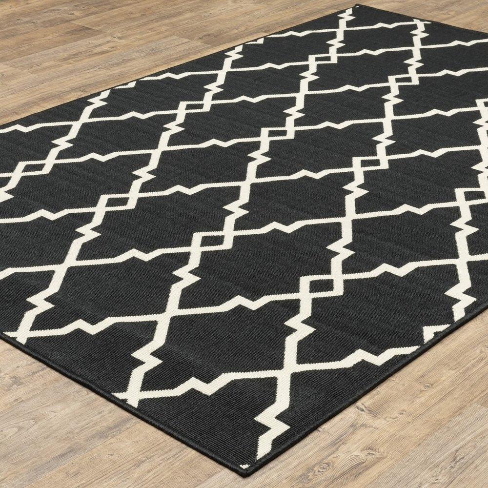 7' X 10' Black And Ivory Indoor Outdoor Area Rug