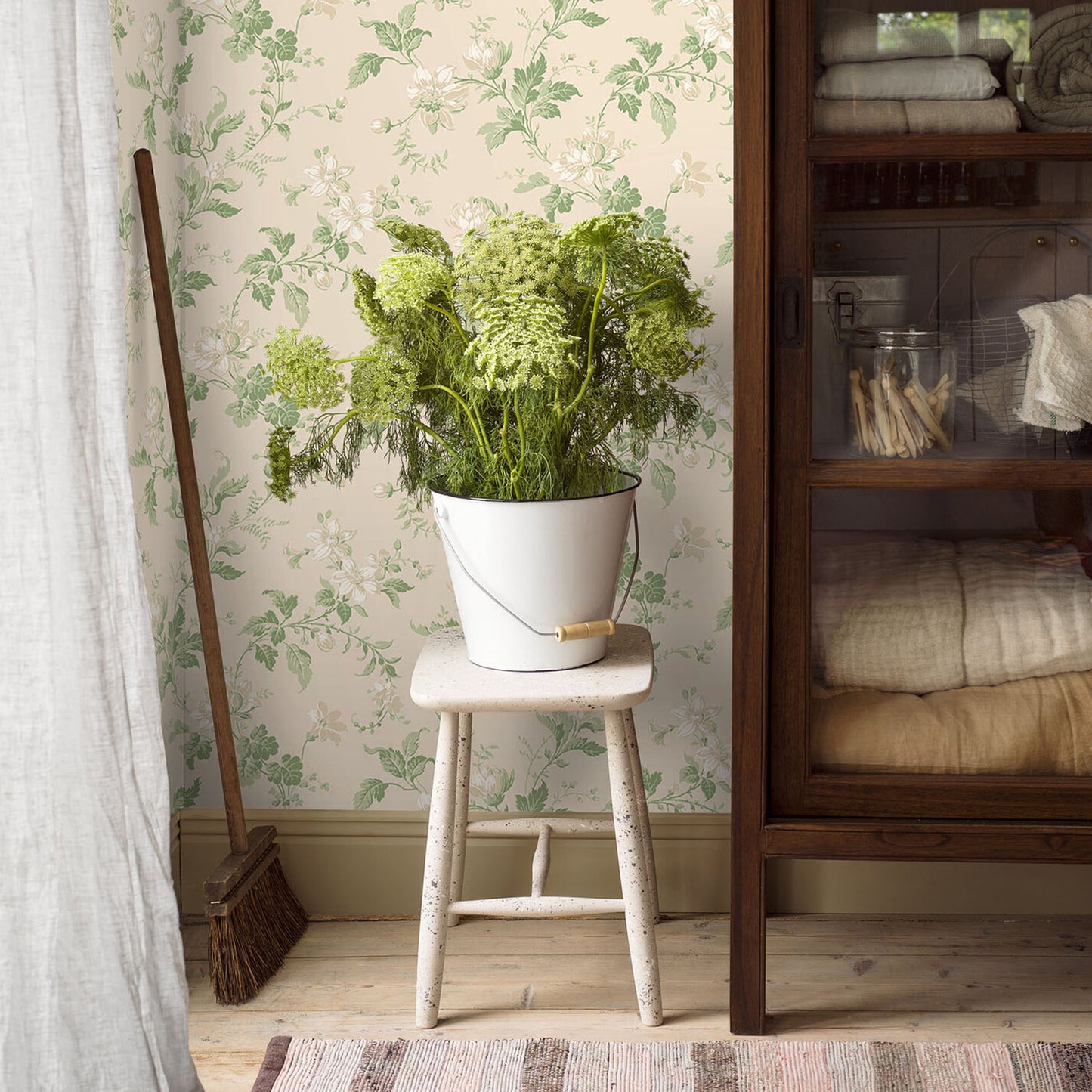 Leaf-pattern wallpaper with a pale background in a vintage floral design.