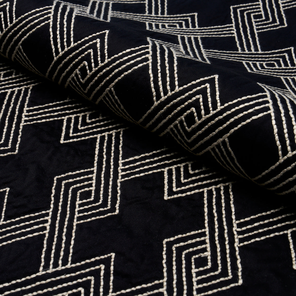 SCHUMACHER CLIQUE HIX EMBROIDERIES,MATELASSELASSE EBONY - 70145