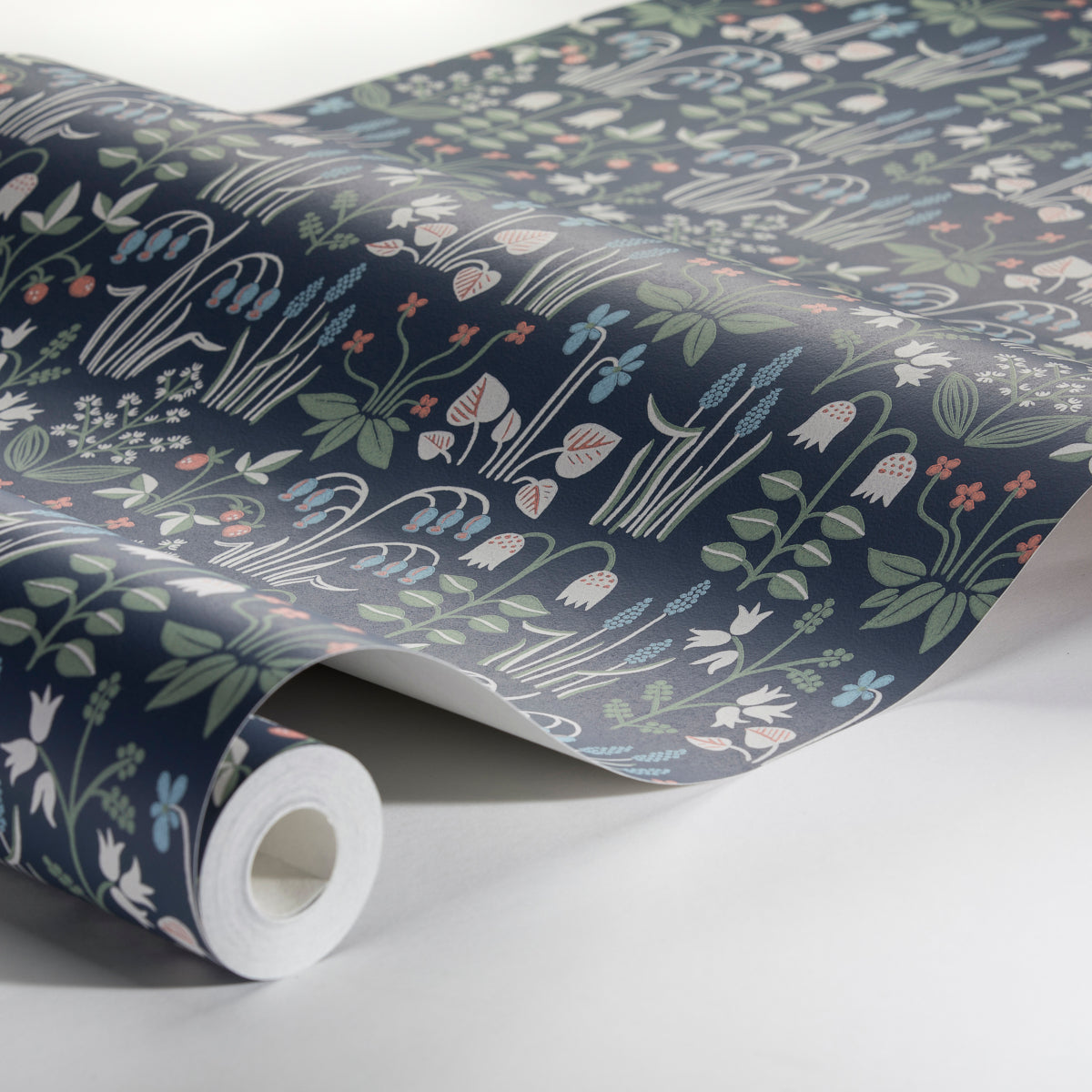 SCHUMACHER Borastapeter STRAWBERRY FIELD NAVY - 7215