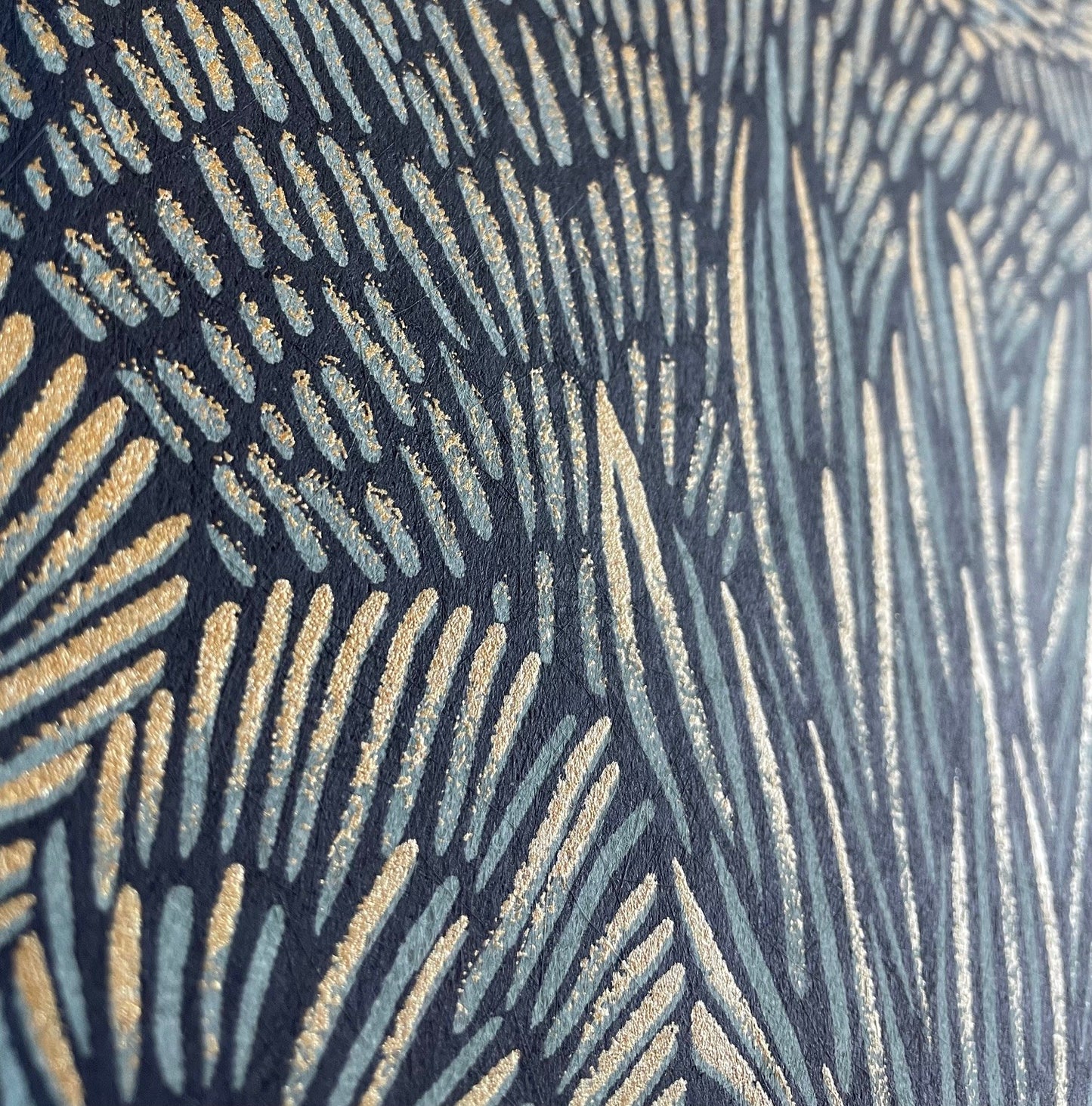 Veer Decor Samba Botanica Blue & Gold Wallpaper – large scale tropical palm and botanical foliage pattern in vibrant blue with metallic gold highlights, non-woven high-end wallcovering, ideal for accent walls in contemporary, transitional or luxury interiors.