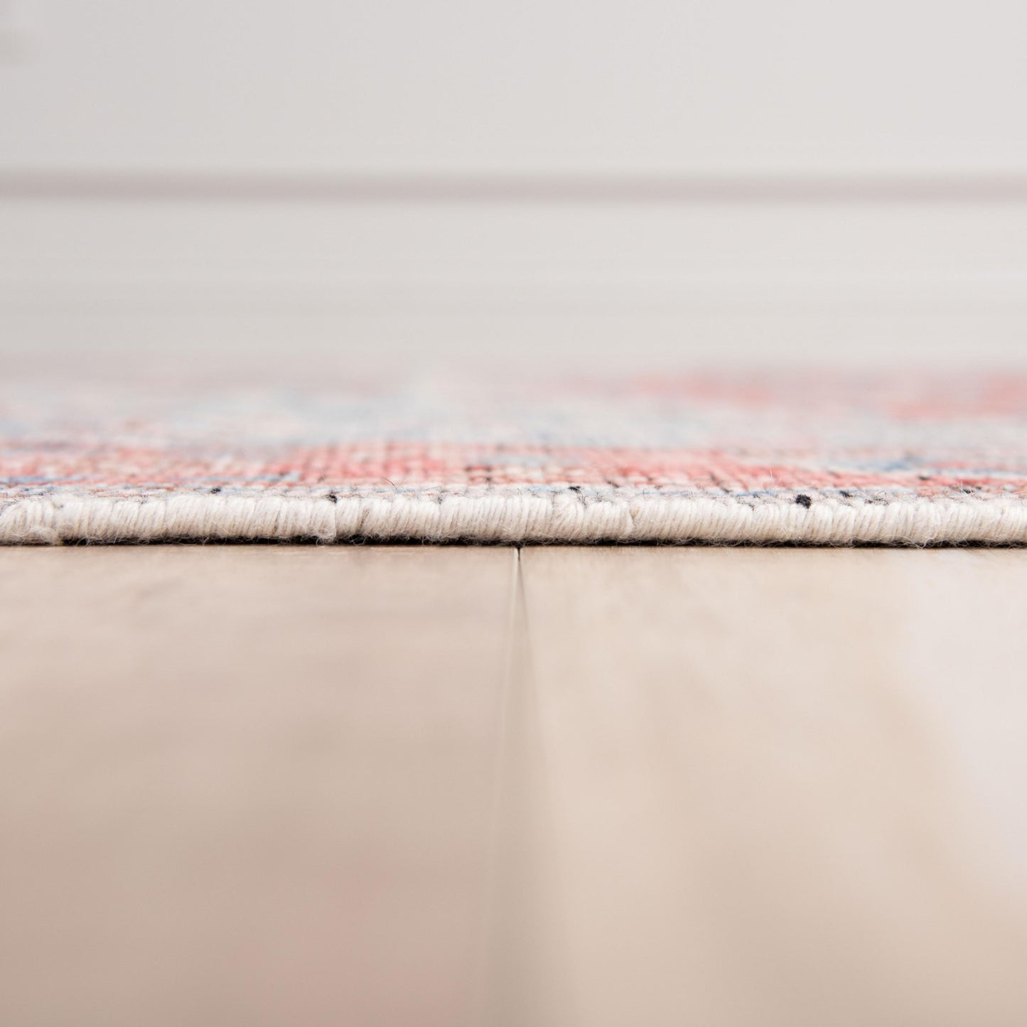 Traditional rug, 6' x 9'.