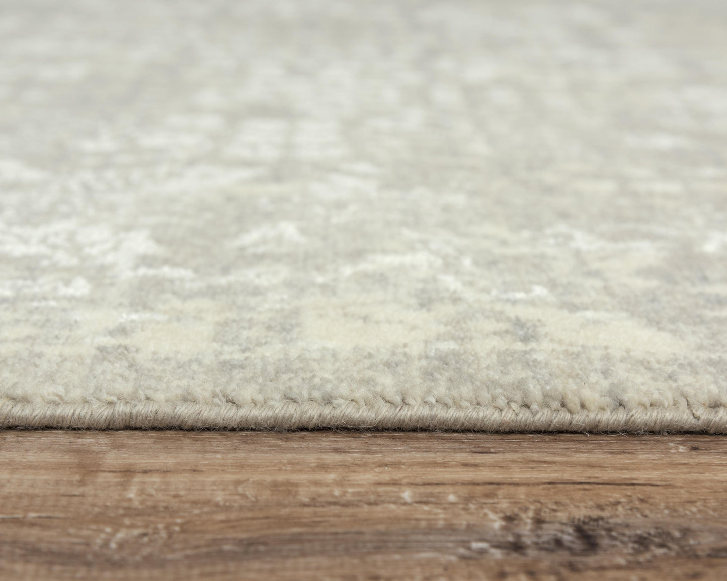 Traditional rug, 2' x 3'.