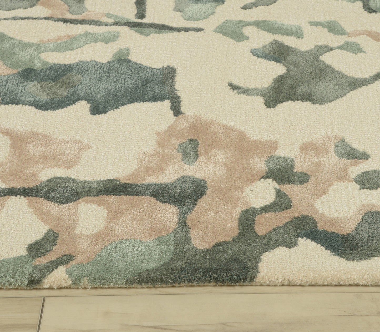 Elisa Contemporary rug, 5' x 8'.