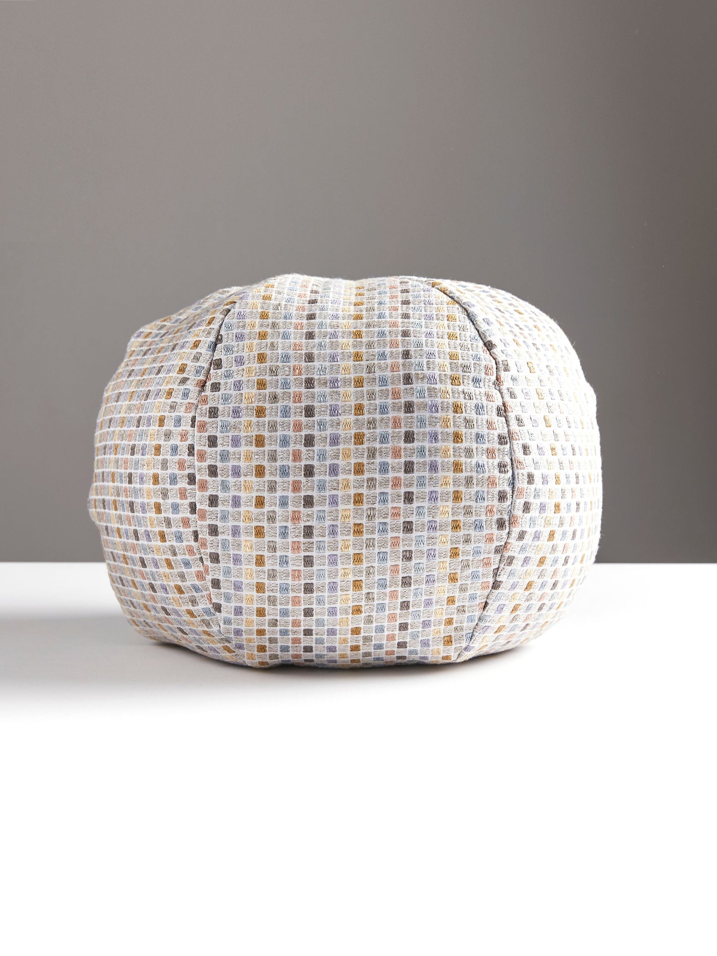 SCALAMANDRE PILLOWS GEOMETRIC
SMALL SCALE ROUND - GW 0001SODETPILL NEW SKU # GWSODETPILL0001