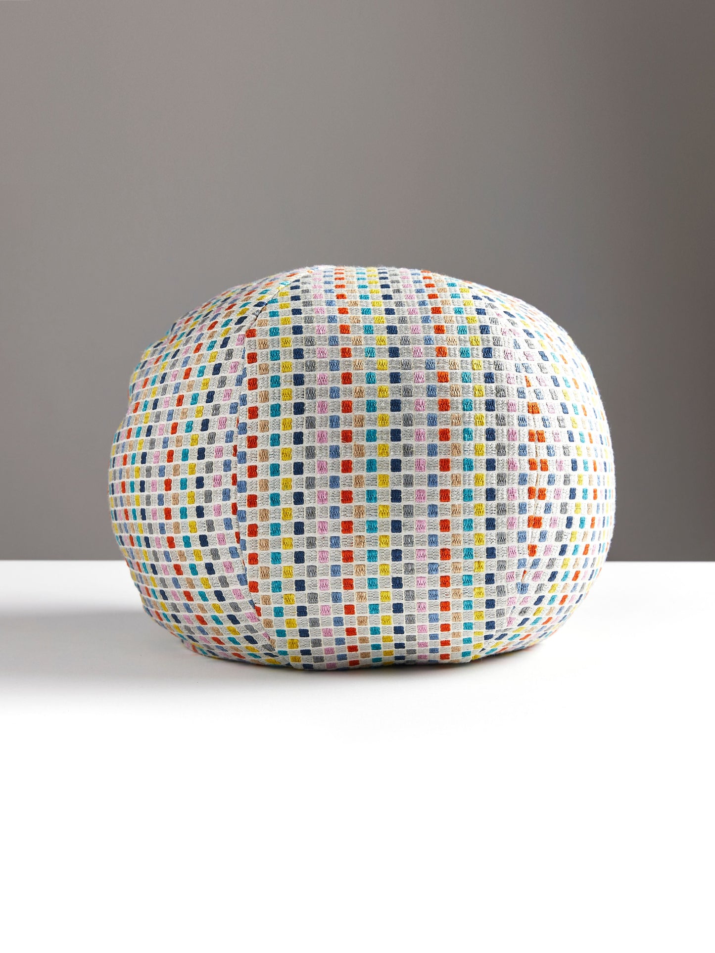 SCALAMANDRE PILLOWS GEOMETRIC
SMALL SCALE ROUND - GW 0003SODETPILL NEW SKU # GWSODETPILL0003