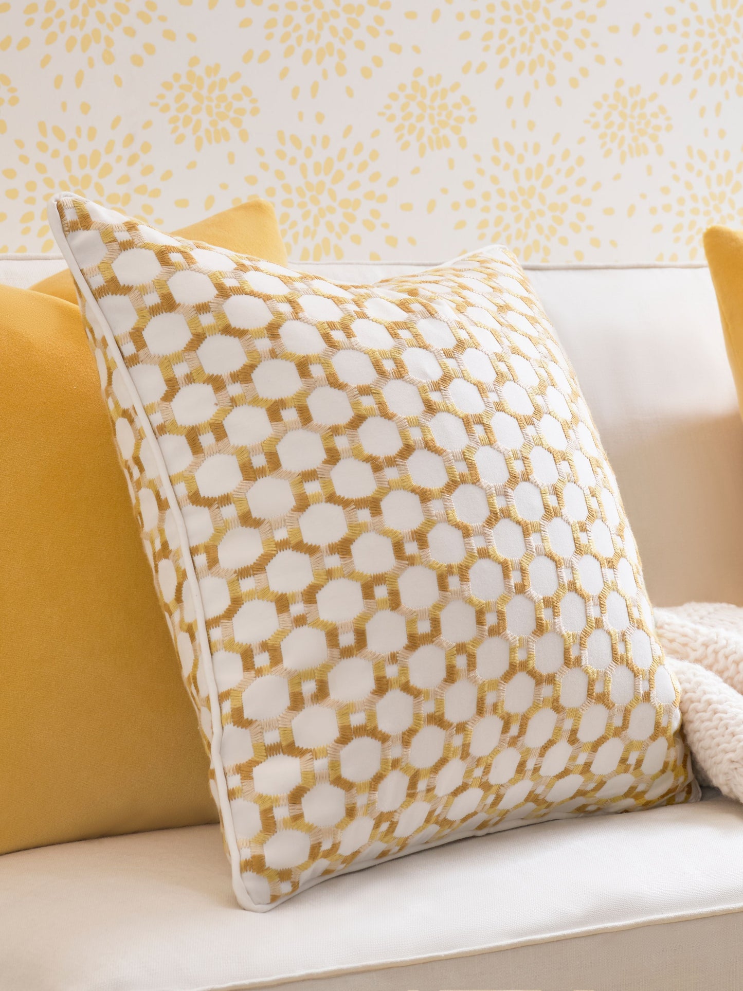 SCALAMANDRE PILLOWS FRETWORK / LATTICE
GEOMETRIC
OMBRE SQUARE - HN 0002ISLDPILL NEW SKU # HNISLDPILL0002