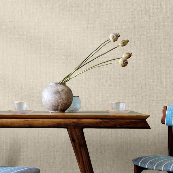 Beige textured wallpaper with an interwoven Intreccio Congo pattern.