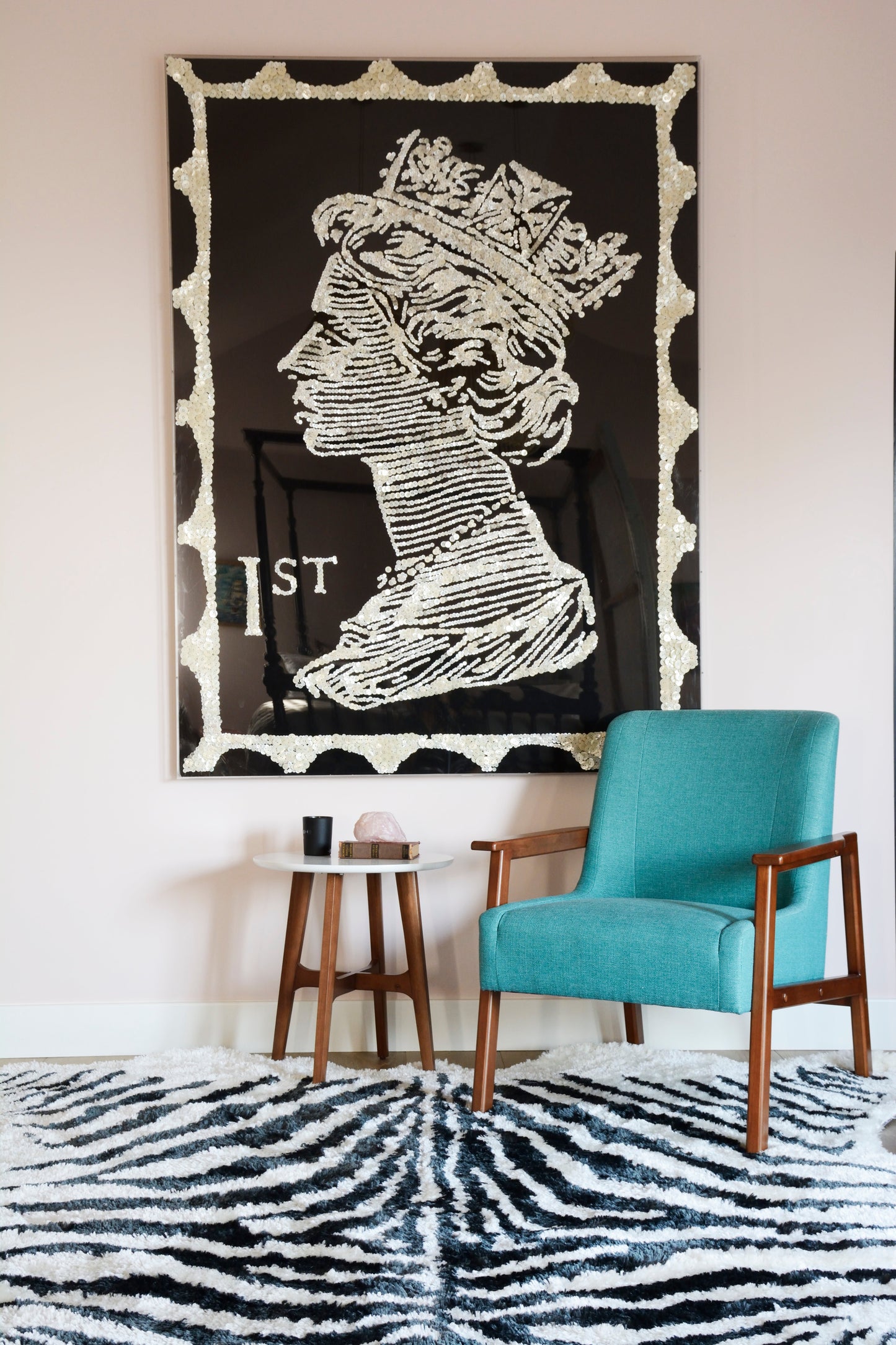 5' x 8' rug in black with a white line drawing of a crowned queen's profile and a scalloped border.