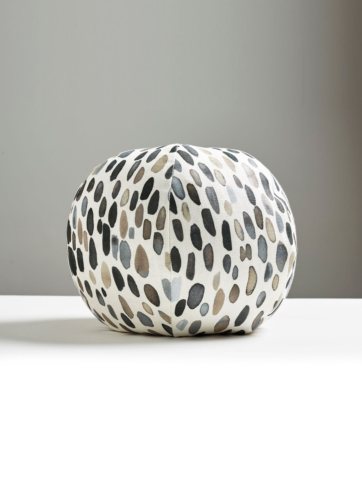 SCALAMANDRE PILLOWS ABSTRACT
DOTS / CIRCLES
GRAPHIC ROUND - LO 0005SJAMBPILL NEW SKU # LOSJAMBPILL0005