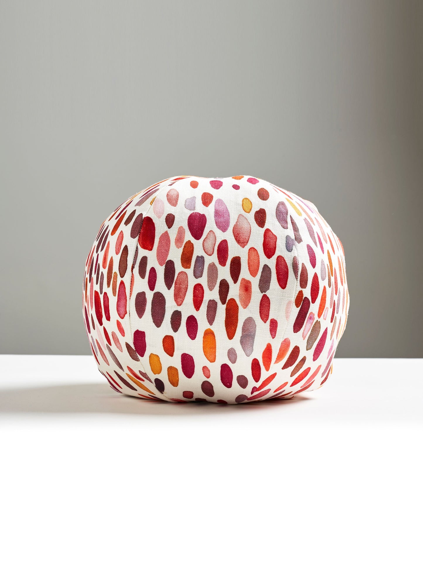 SCALAMANDRE PILLOWS ABSTRACT
DOTS / CIRCLES
GRAPHIC ROUND - LO 0007SJAMBPILL NEW SKU # LOSJAMBPILL0007
