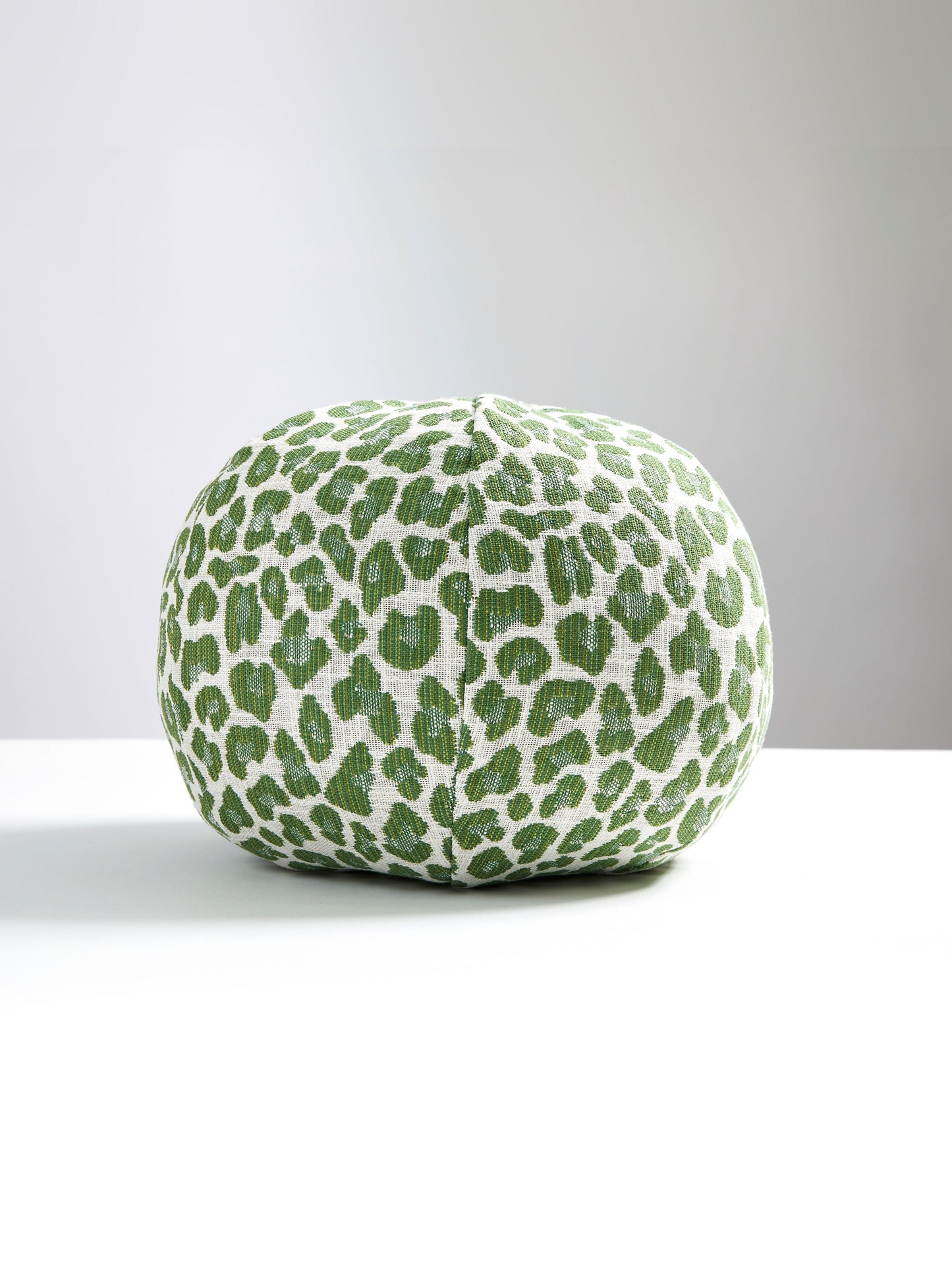 SCALAMANDRE PILLOWS ABSTRACT
ANIMAL SKIN ROUND - SC 0003SBENGPILL NEW SKU # SCSBENGPILL0003