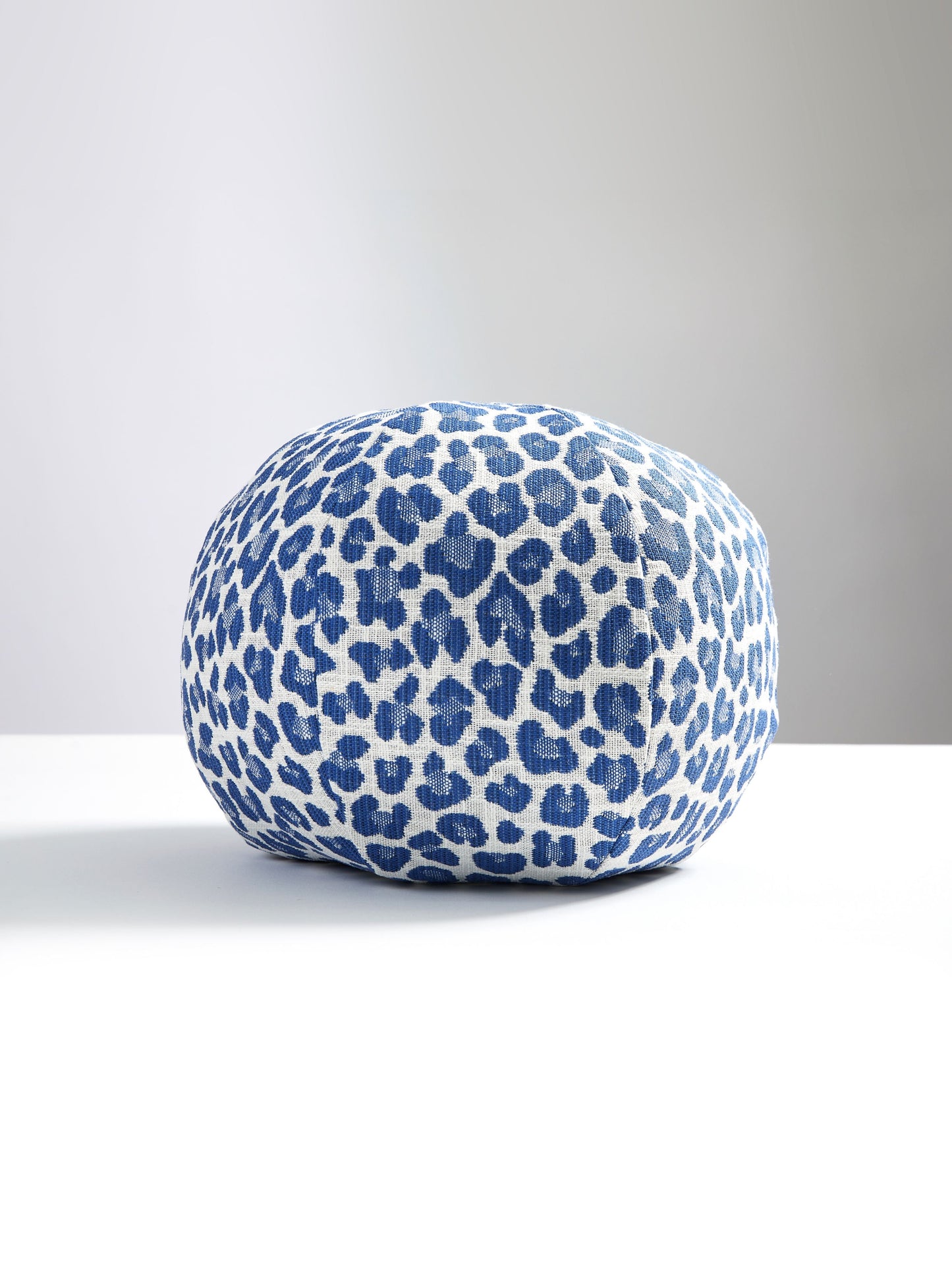 SCALAMANDRE PILLOWS ABSTRACT
ANIMAL SKIN ROUND - SC 0004SBENGPILL NEW SKU # SCSBENGPILL0004