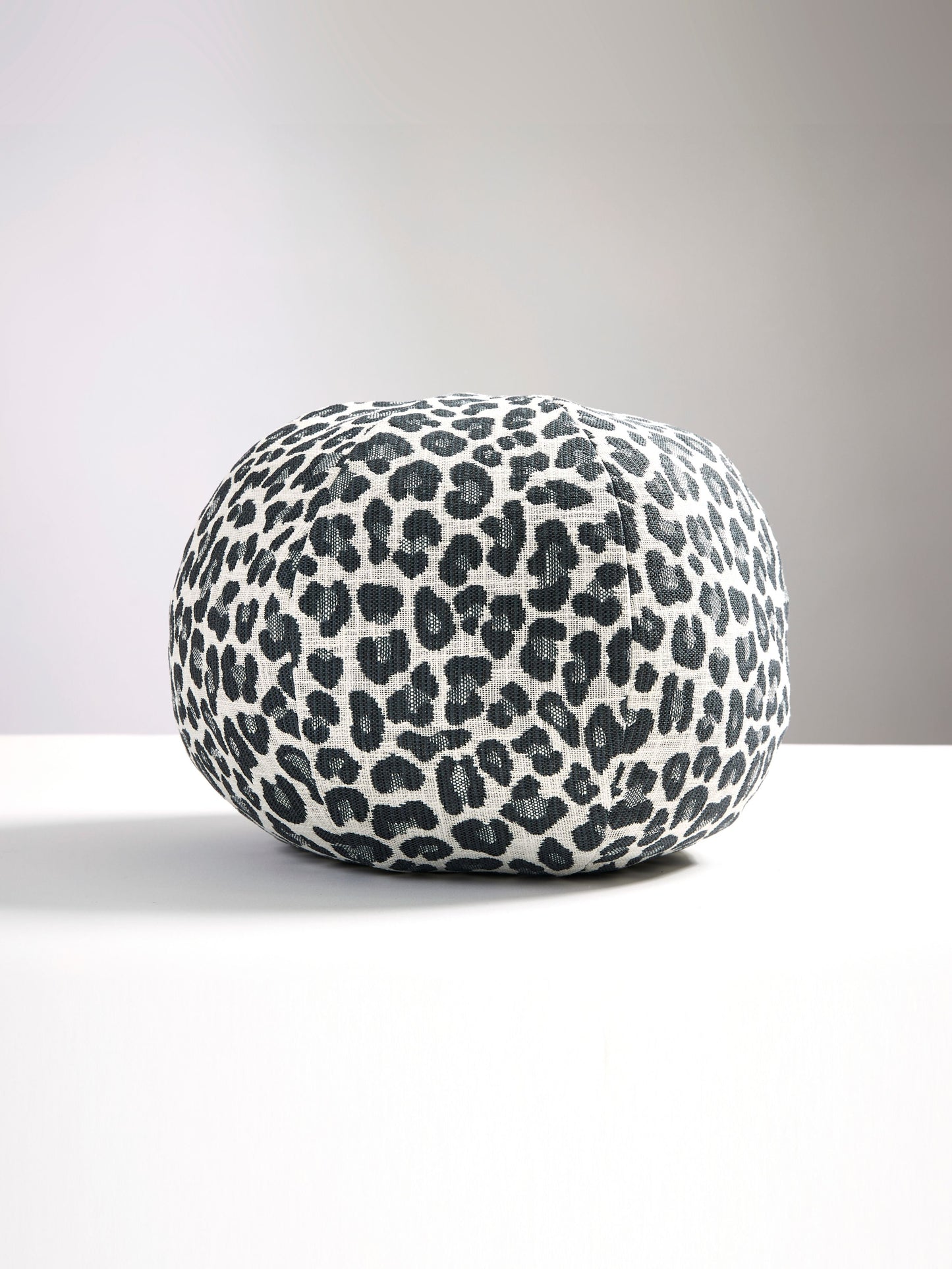 SCALAMANDRE PILLOWS ABSTRACT
ANIMAL SKIN ROUND - SC 0005SBENGPILL NEW SKU # SCSBENGPILL0005