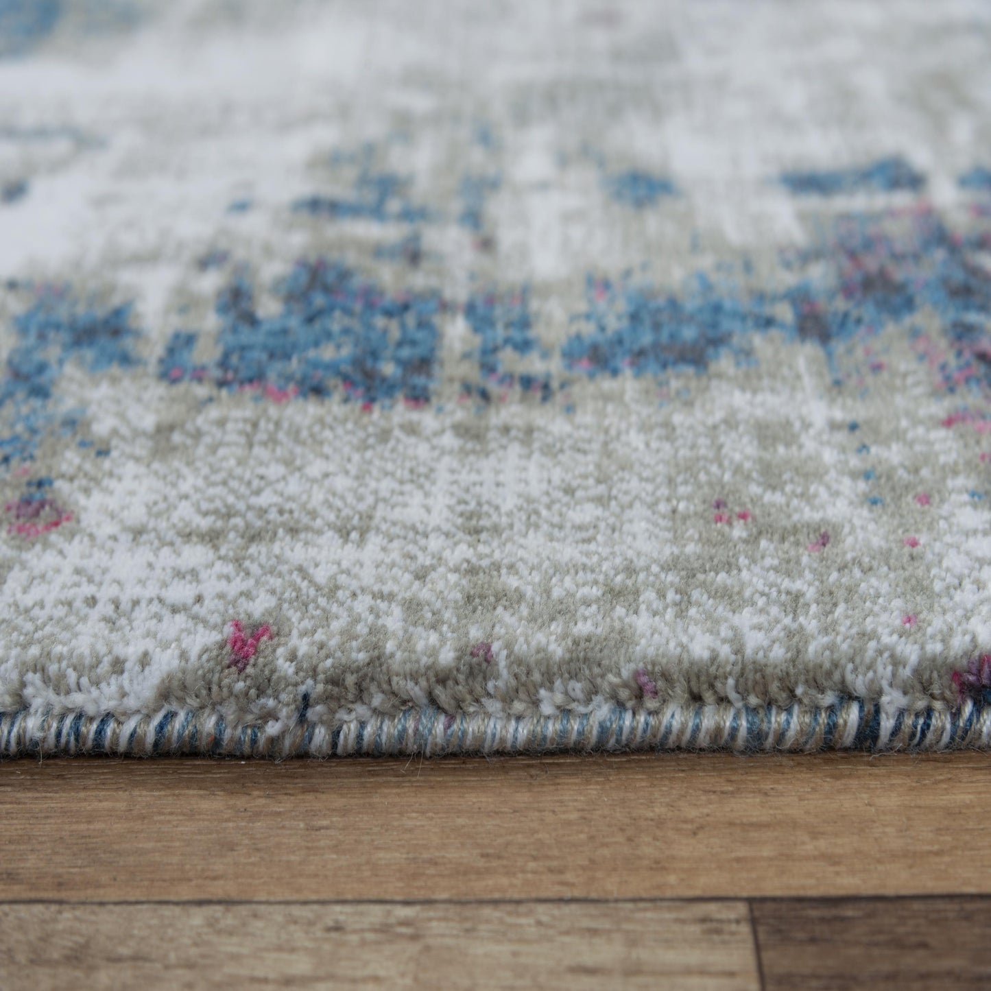 Contemporary rug, 5' x 8'.
