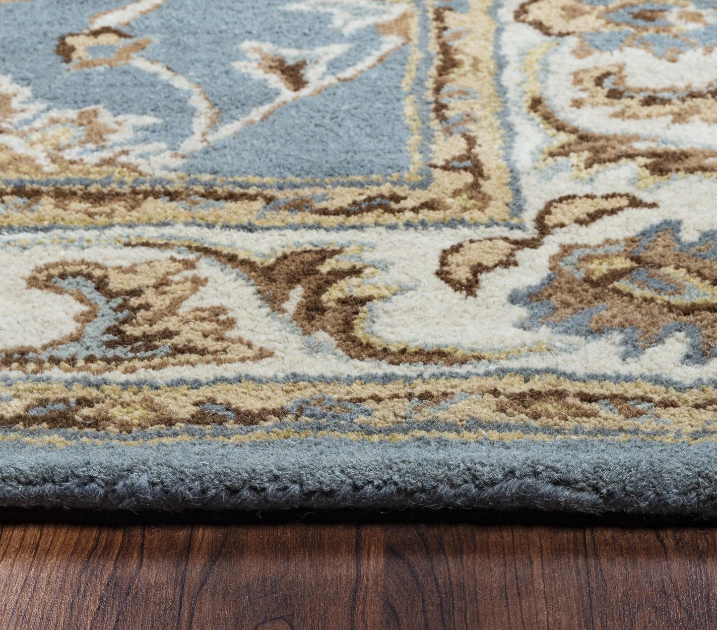 Traditional rug, 3' x 5'.