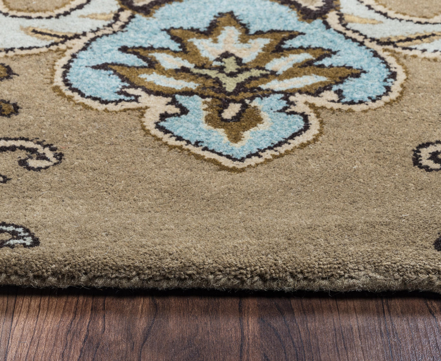 Traditional rug, 5' x 8