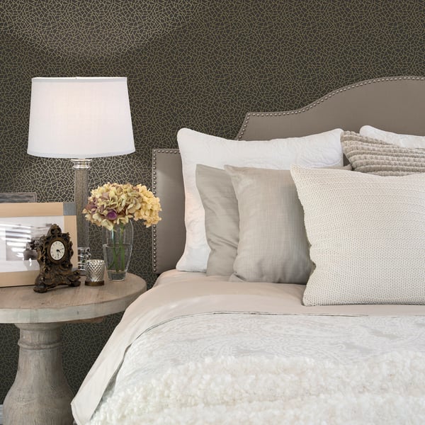 Black wallpaper with a metallic geometric pattern.