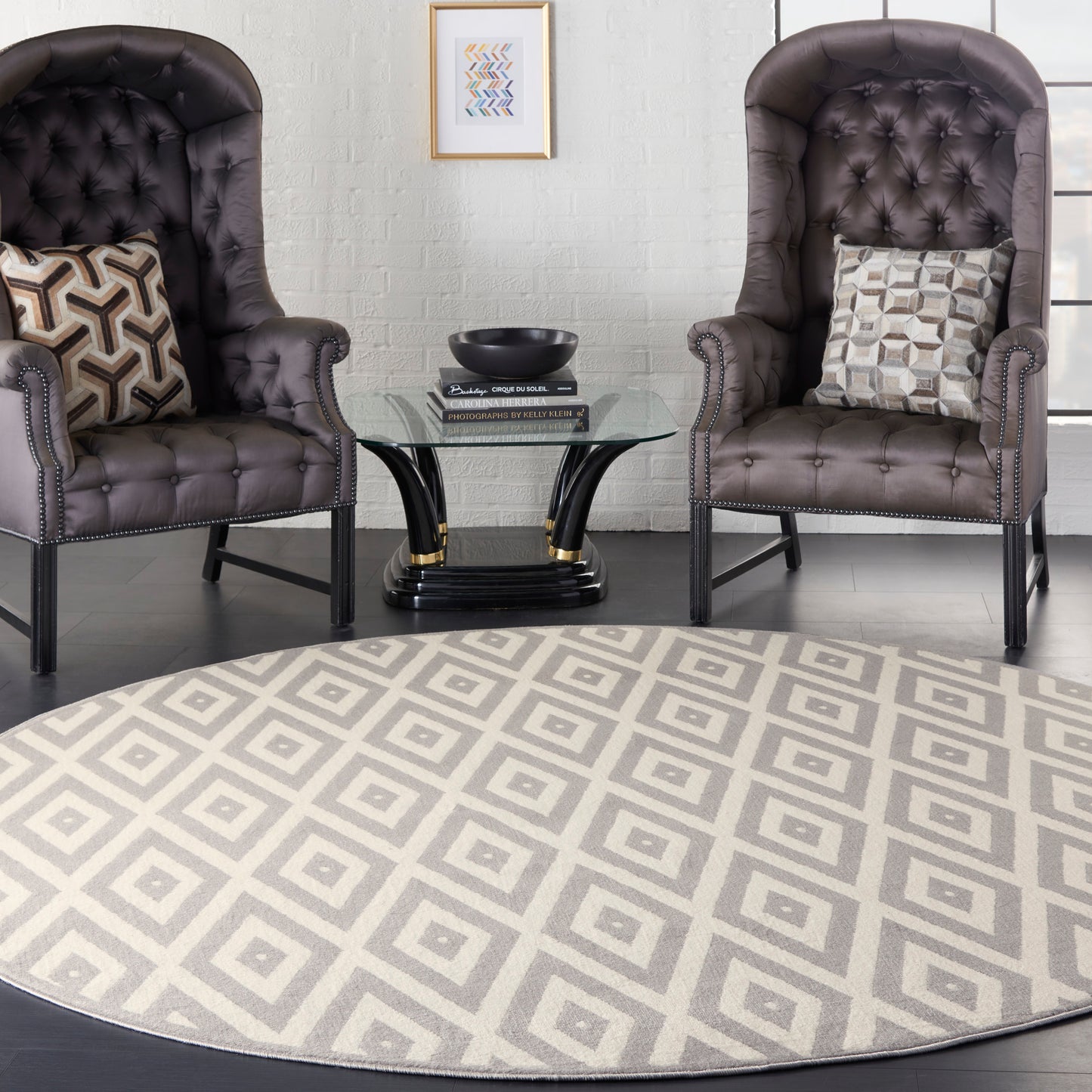 Gray diamond-pattern round rug on the floor.