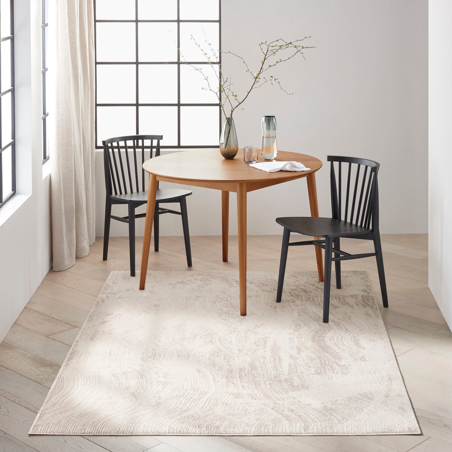 Modern 5' x 7' rug.