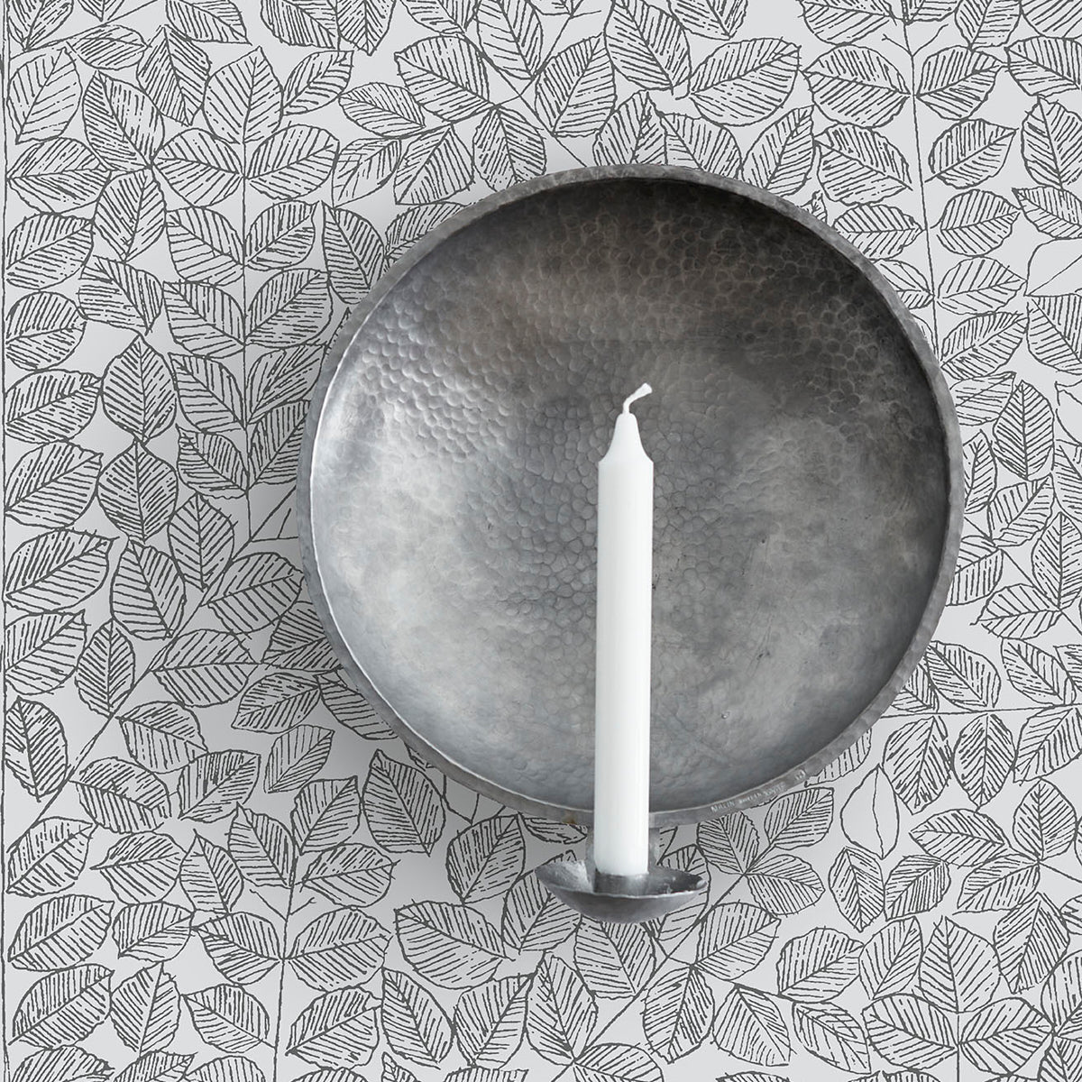 Wallpaper swatch in black featuring a decorative repeating pattern.