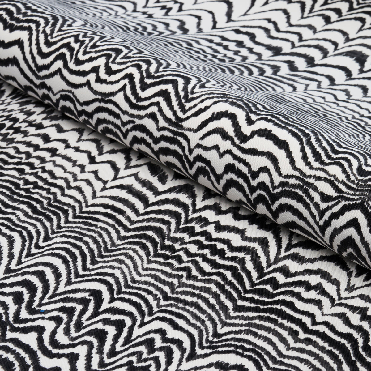 SCHUMACHER  TRINA TURK INK WAVE PRINT INDOOR/OUTDOOR   Black   - 181052