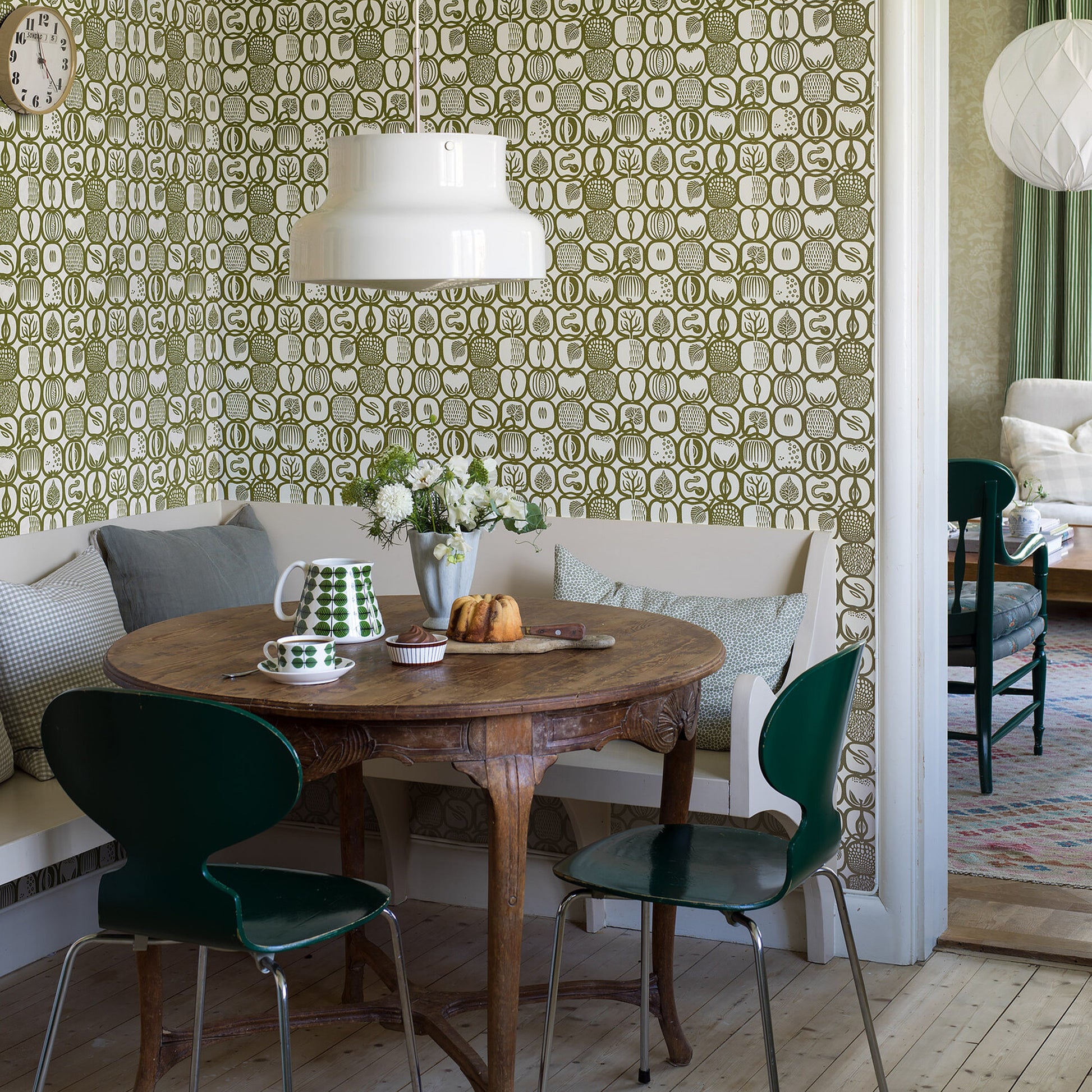 Retro olive-green patterned wallpaper.