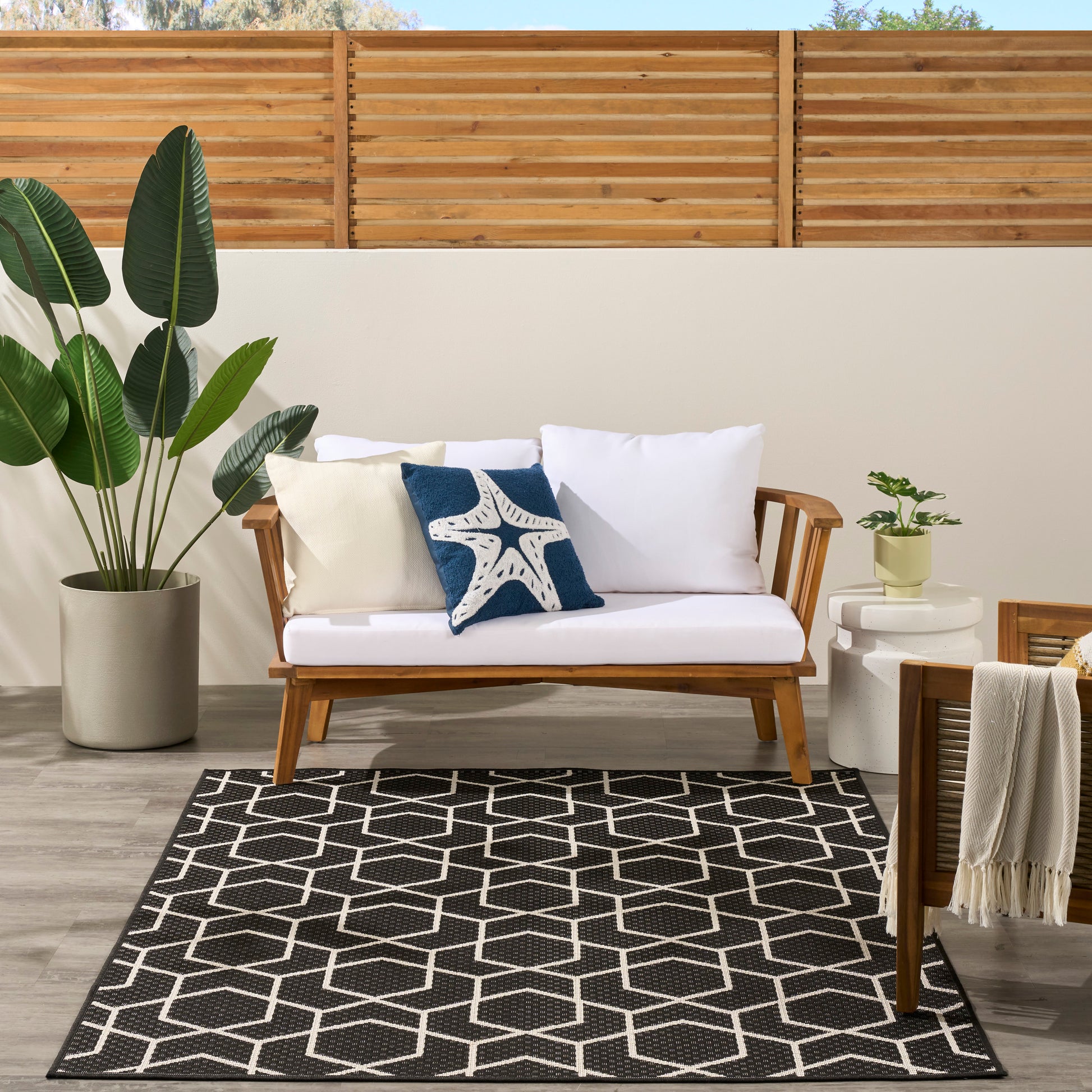Modern 4' x 6' rug with a black geometric pattern.