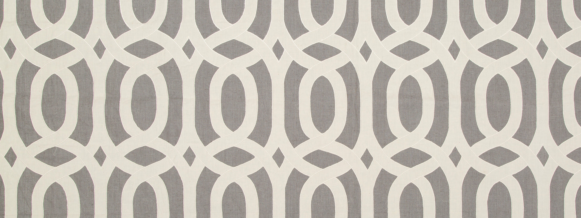 Beige wallpaper pattern with light gray interlocking circular links forming a repeating lattice.