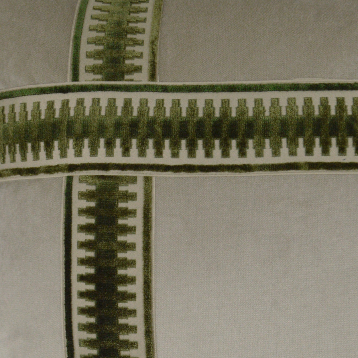 D.V. KAP HOME   24" x 24" Antibes II Pillow - Emerald Traditional, Band / Ribbon    - 3034-E-2424