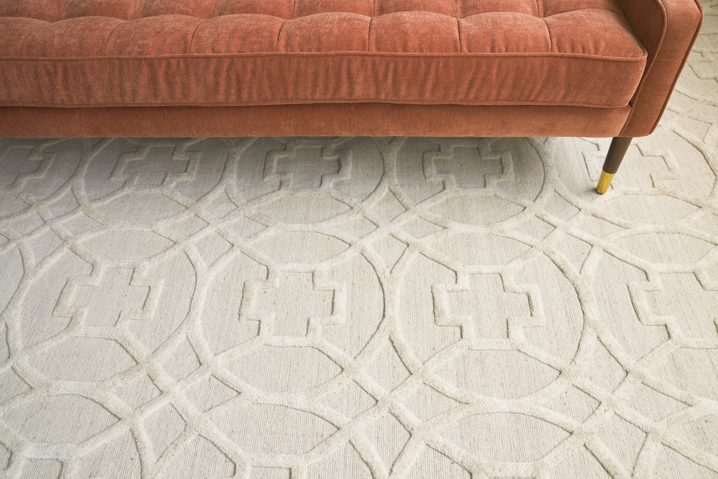 Cream geometric rug with interlocking circle pattern.