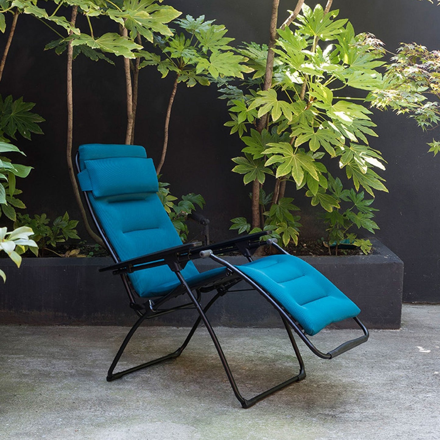 26" Black Steel Indoor Outdoor Zero Gravity Chair