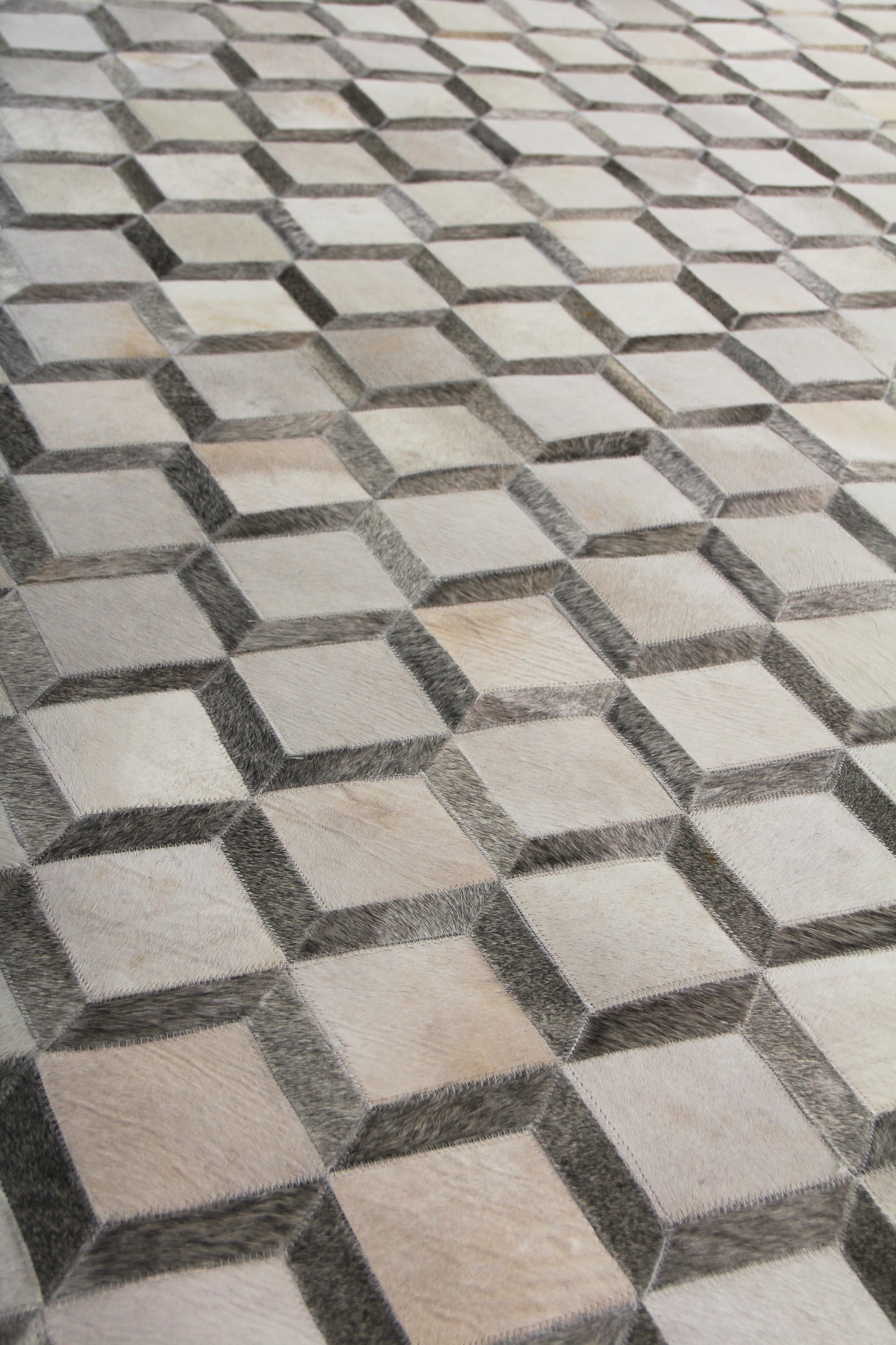 EXQUISITE RUGS   Natural Hide Indoor Hand Stitched    - 3334-5'X8'