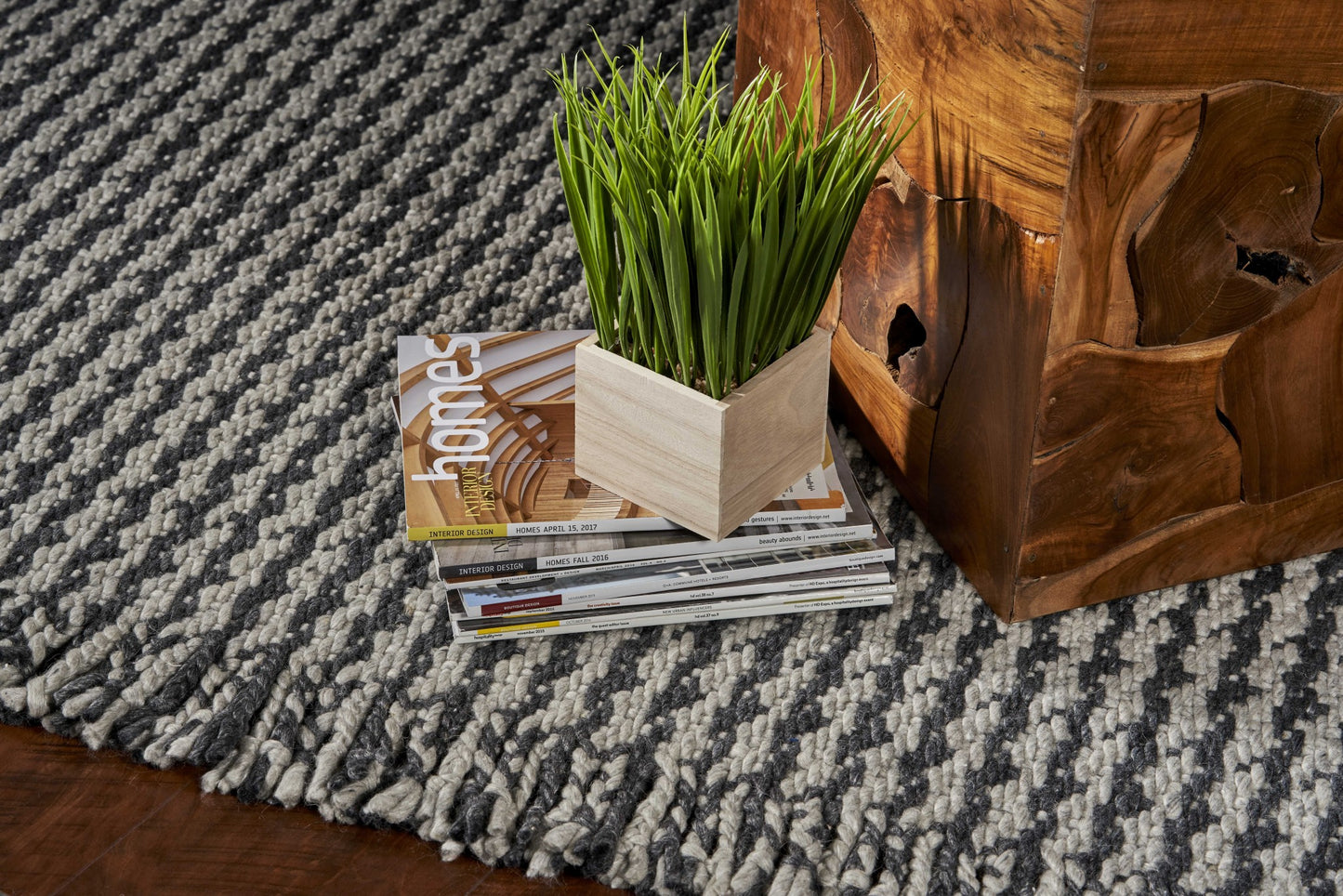 9' X 12' Grey Hand Woven Houndstooth With Braided Fringe Indoor Area Rug