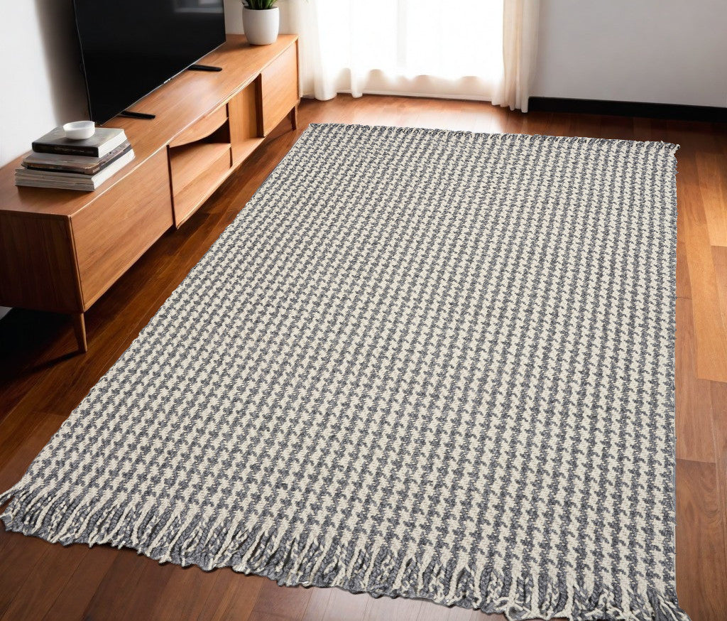 5' X 8' Ivory Or Grey Plaid Knitted Wool Indoor Area Rug With Fringe