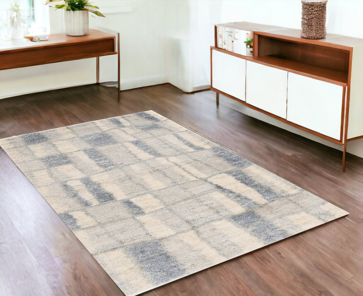 7' X 9' Ivory and Blue Area Rug