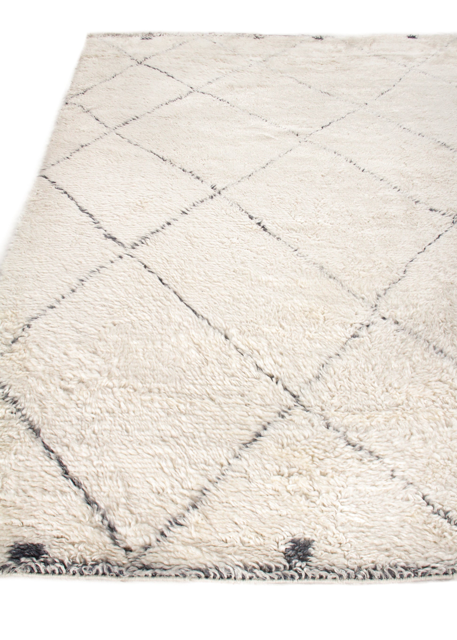 Moroccan indoor hand-knotted rug, cream with a dark gray diamond lattice pattern, rectangular with fringed edges.