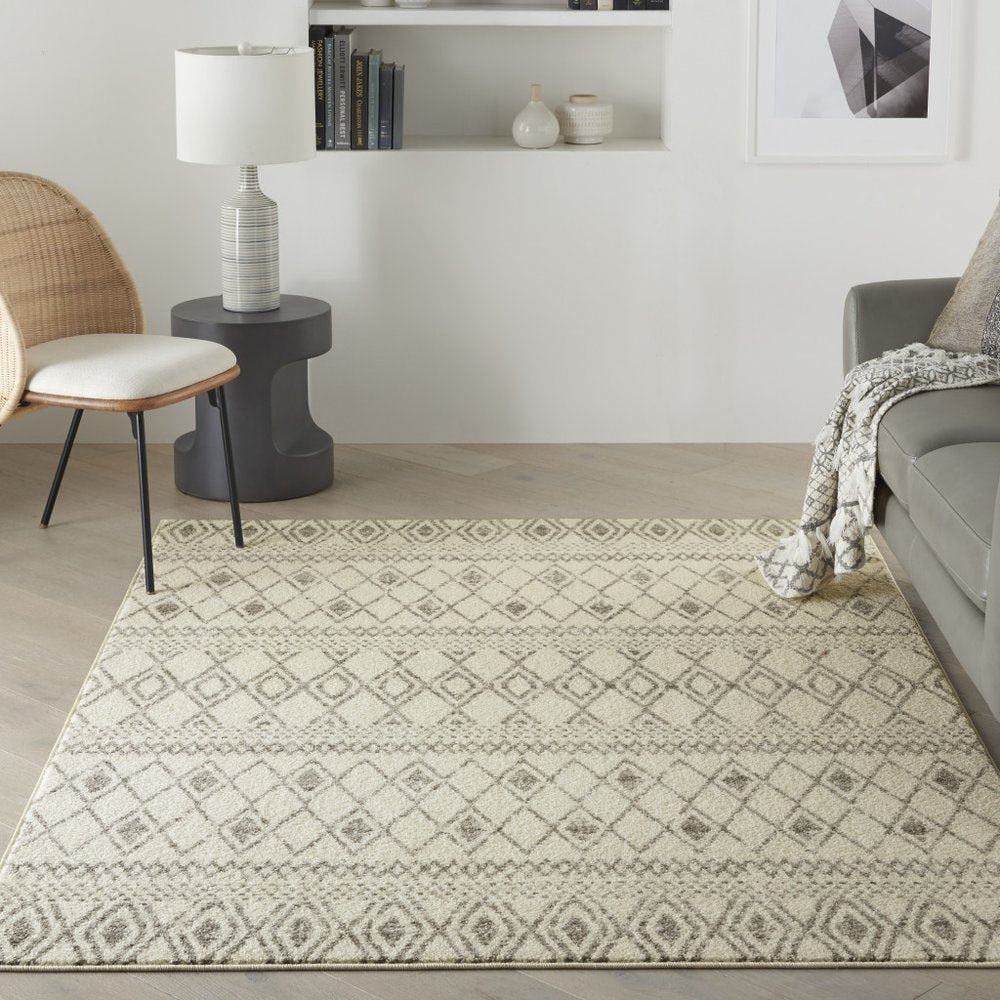 5' X 7' Gray And Ivory Geometric Area Rug