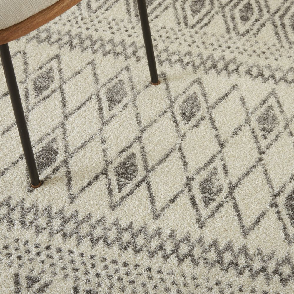 5' X 7' Gray And Ivory Geometric Area Rug