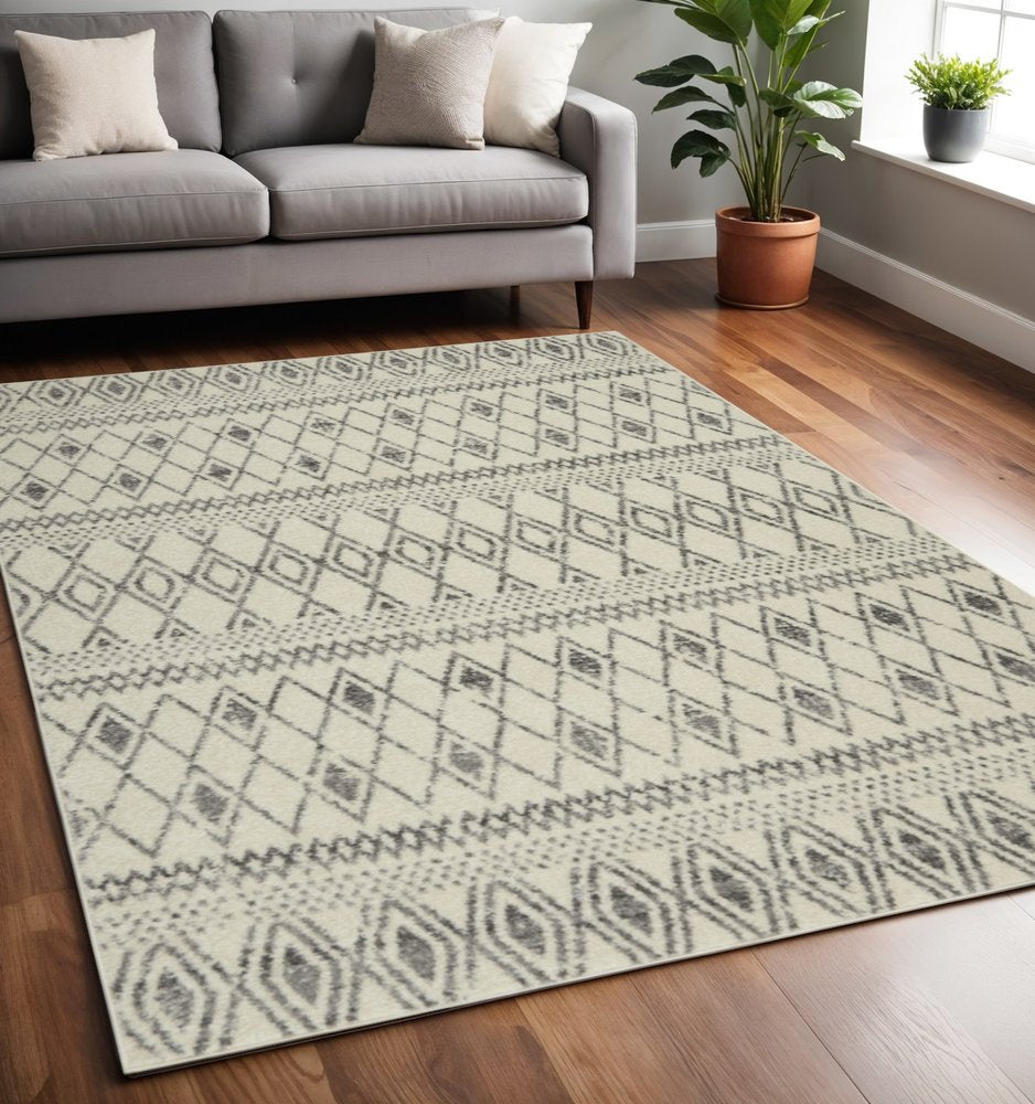 5' X 7' Gray And Ivory Geometric Area Rug