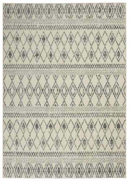 5' X 7' Gray And Ivory Geometric Area Rug