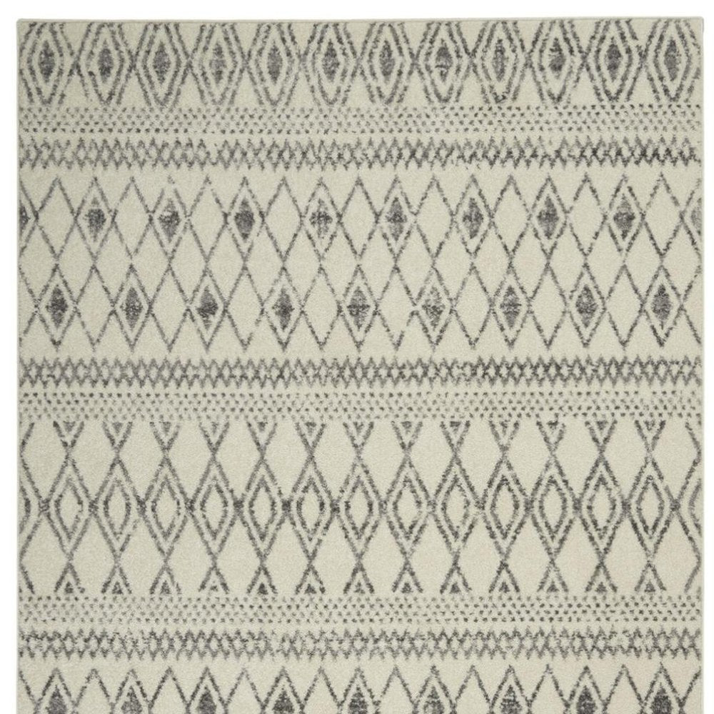 5' X 7' Gray And Ivory Geometric Area Rug