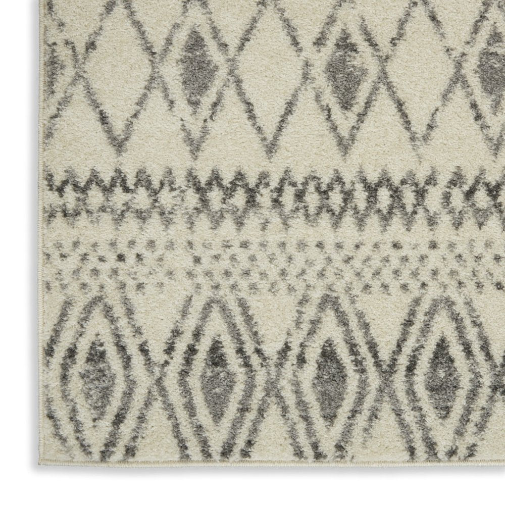 5' X 7' Gray And Ivory Geometric Area Rug