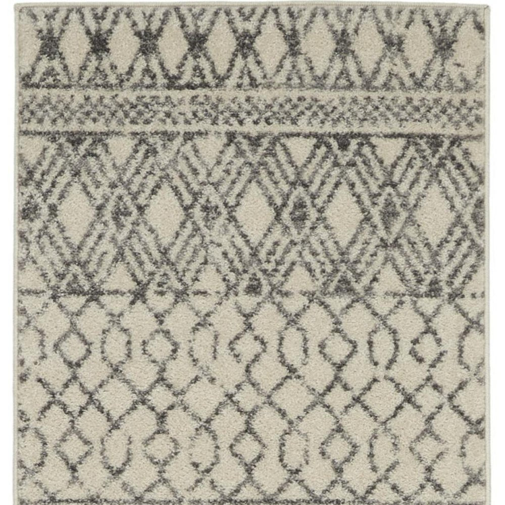 5' X 7' Gray And Ivory Geometric Area Rug