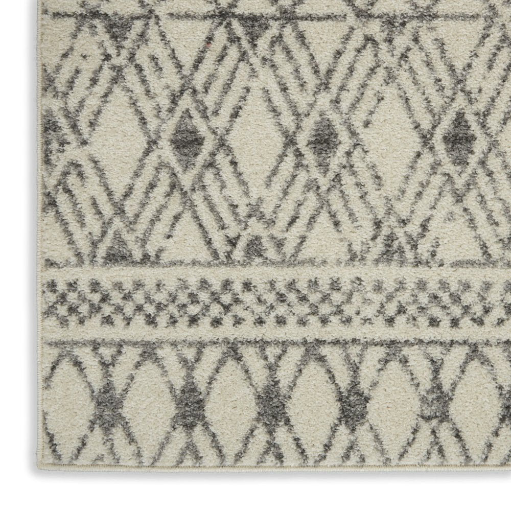 5' X 7' Gray And Ivory Geometric Area Rug