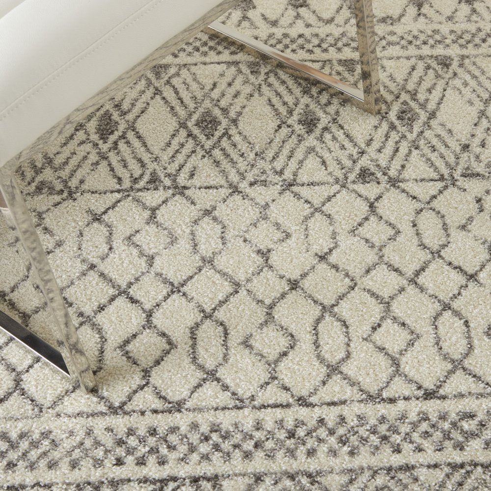 5' X 7' Gray And Ivory Geometric Area Rug