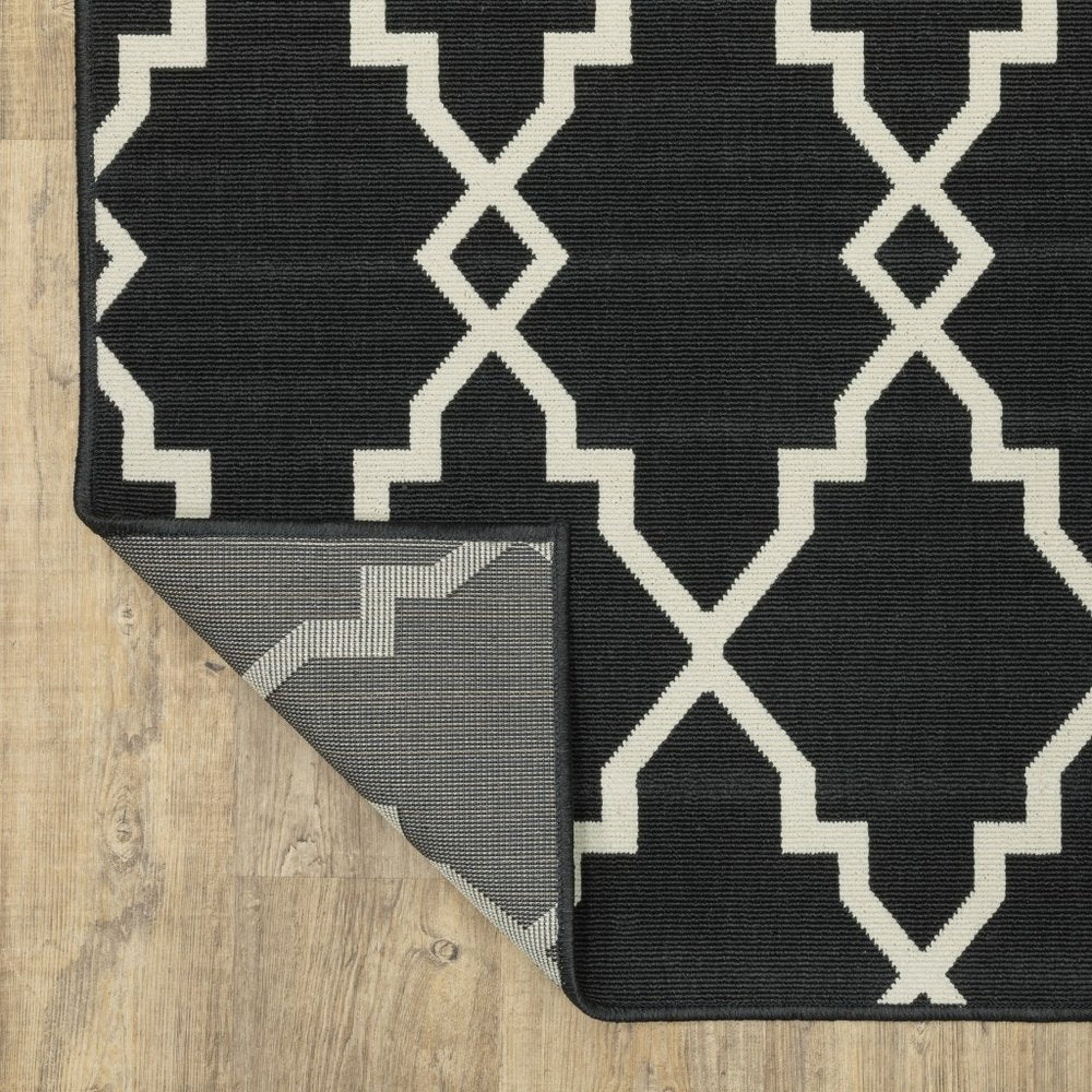 7' X 10' Black And Ivory Indoor Outdoor Area Rug