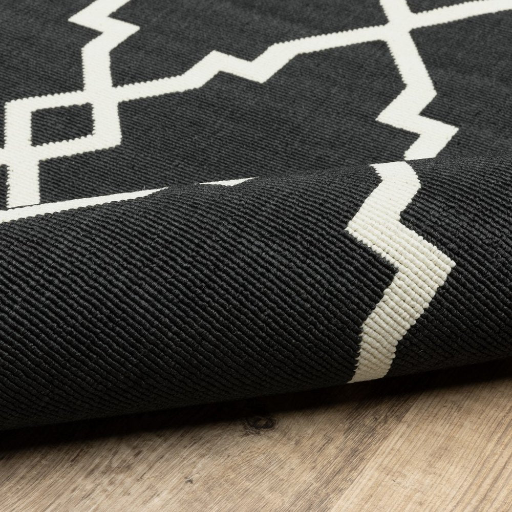 7' X 10' Black And Ivory Indoor Outdoor Area Rug